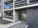 ディームス中野富士見町 モダンな建物のエントランス入口と明るく開放的なアプローチ