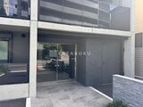 ディームス中野富士見町 モダンなコンクリート造の建物エントランス