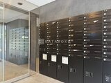 ディームス中野富士見町 落ち着いた色合いの壁に設置された集合住宅のメールボックス