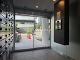 ディームス中野富士見町 エントランスホールから見たアプローチと建物外観