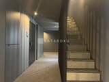 ディームス中野富士見町 階段と廊下、玄関ドアを備えた落ち着いた印象の共用部分