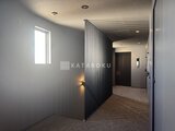 ディームス中野富士見町 モダンな間仕切りと間接照明が落ち着いた共用廊下の様子