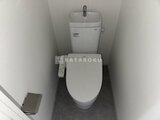 ディームス中野富士見町 温白色の壁に囲まれたシンプルなトイレ空間