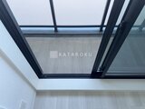 ディームス中野富士見町 天窓から光が入る開放的なリビング空間
