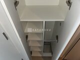 ディームス中野富士見町 清潔感のある天井造付の収納棚と可動式の棚板