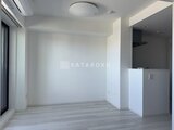ディームス中野富士見町 明るい窓から光が入るリビングダイニングと
