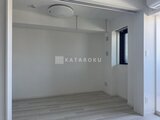 ディームス中野富士見町 白基調でまとめた開放的なリビングダイニング空間