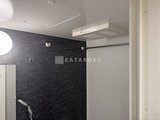 ディームス中野富士見町 濃紺のアクセント壁が落ち着いた浴室スペース