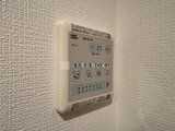 ディームス中野富士見町 壁に取り付けられた浴室暖房乾燥機のコントロールパネル