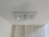 ディームス中野富士見町 天井に設置されたスイッチと換気口のある室内の様子