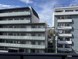 ディームス中野富士見町 青空の下に建つモダンな外観の賃貸マンション