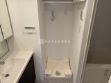 ディームス中野富士見町 洗面台と洗濯機置き場が隣接したコンパクトな洗面脱衣室