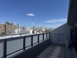 ディームス中野富士見町 都市風景を眺めるバルコニーの開放的な空間