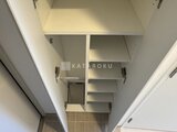 ディームス中野富士見町 開放的な吊り戸棚と可動棚が備わった収納スペース