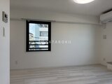 ディームス中野富士見町 落ち着いた色合いの室内に大きな窓からの光が入る洋室