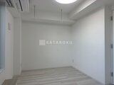 ディームス中野富士見町 明るい照明と白い壁面が開放的な1ルームの居室空間