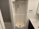 ディームス中野富士見町 洗濯機置き場とシャワーブースのあるコンパクトな洗面脱衣室