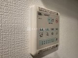 ディームス中野富士見町 白い壁に取り付けられた浴室暖房乾燥機のコントロールパネル