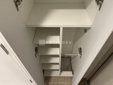 ディームス中野富士見町 上部開閉式の収納棚が設置された清潔感のある天井部分