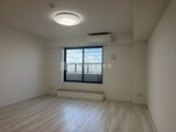 ディームス中野富士見町 明るい印象のリビングと眺望の良い窓