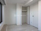 ディームス中野富士見町 明るい印象のベッドルームと大容量クローゼット