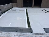 デュオフラッツ大森イースト 白基調の駐車場に緑のラインが引かれた駐車スペースの様子