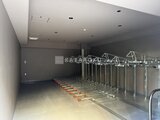 デュオフラッツ大森イースト 駐輪スペースが備わった落ち着いた印象の共有施設