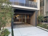 デュオフラッツ大森イースト モダンな外観のエントランスと庭園が調和した入口
