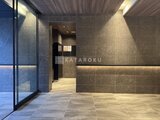 デュオフラッツ大森イースト モダンな石調タイルの落ち着いたエントランスホール