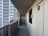 デュオフラッツ大森イースト 共用廊下から隣接する建物を見た様子
