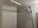 デュオフラッツ大森イースト グレー調のパネルを使用した落ち着いた浴室空間