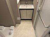 デュオフラッツ大森イースト 洗面台と便器が配置された清潔感のある洗面脱衣室