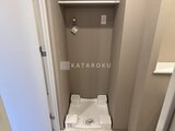 デュオフラッツ大森イースト 洗濯機置き場となる落ち着いた色合いの洗面スペース