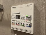 デュオフラッツ大森イースト 浴室暖房乾燥機の操作パネルが壁に取り付けられている様子
