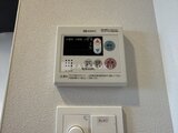 デュオフラッツ大森イースト 壁面に設置されたノーリツの給湯器リモコンと照明スイッチ