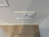 デュオフラッツ大森イースト 天井に設置されたコンセントと照明スイッチ、サーモスタット