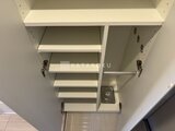 デュオフラッツ大森イースト 白い可動棚と分電盤を備えた明るい印象の収納スペース
