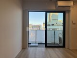 デュオフラッツ大森イースト 大きな窓から都市風景が見える明るいリビングダイニング