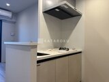デュオフラッツ大森イースト モダンな雰囲気のキッチン、ガスコンロと収納付きのカウンター