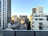 デュオフラッツ大森イースト 高層階からの眺める都市景観と朝日が当たる周辺建物群