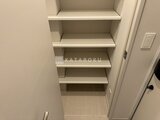 デュオフラッツ大森イースト 白を基調とした収納たっぷりの縦長シューズボックス