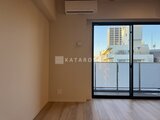 デュオフラッツ大森イースト 明るい日差しが入るリビングと窓外の都市風景
