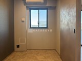 デュオフラッツ大森イースト 窓からの採光が心地よい落ち着いた色合いの洋室