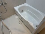 デュオフラッツ大森イースト 白いタイルが敷かれた浴室空間と清潔感のある白い浴槽