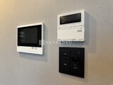 デュオフラッツ大森イースト 壁に設置されたインターホンと給湯器などの住宅設備の様子