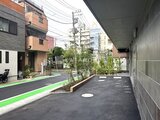 コンフォリア・リヴ文京千駄木 緑を配した開放的なエントランスアプローチと周辺の街並み