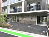 コンフォリア・リヴ文京千駄木 建物1階のエントランスアプローチと駐車スペースの様子