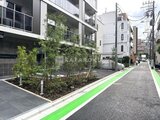 コンフォリア・リヴ文京千駄木 緑を配置した開放的なエントランスアプローチと建物外観