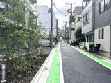 コンフォリア・リヴ文京千駄木 緑の自転車レーンがある落ち着いた住宅街の通り
