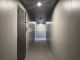 コンフォリア・リヴ文京千駄木 複数のドアが並ぶ廊下の奥行きのある様子